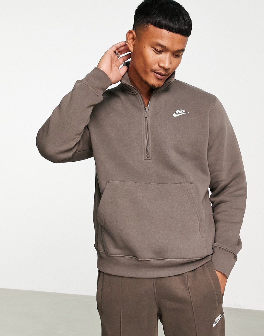 Nike - Club - Sweater met korte rits in bruin