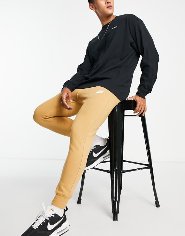 Nike Club sweatpants in elemental gold - GOLD