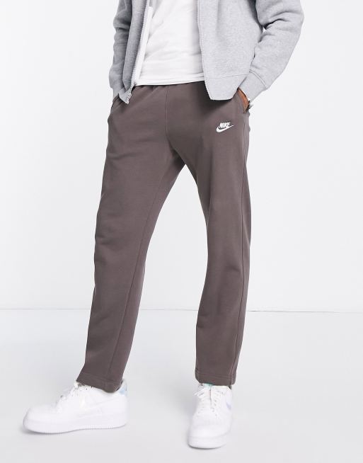 Nike - Club - Sweatpants met rechte pijpen in ijzersteenbruin