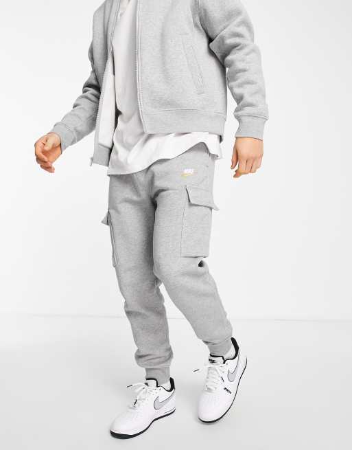 Nike Club – Szare joggersy o kroju bojówek z metalicznym logo i ściągaczami