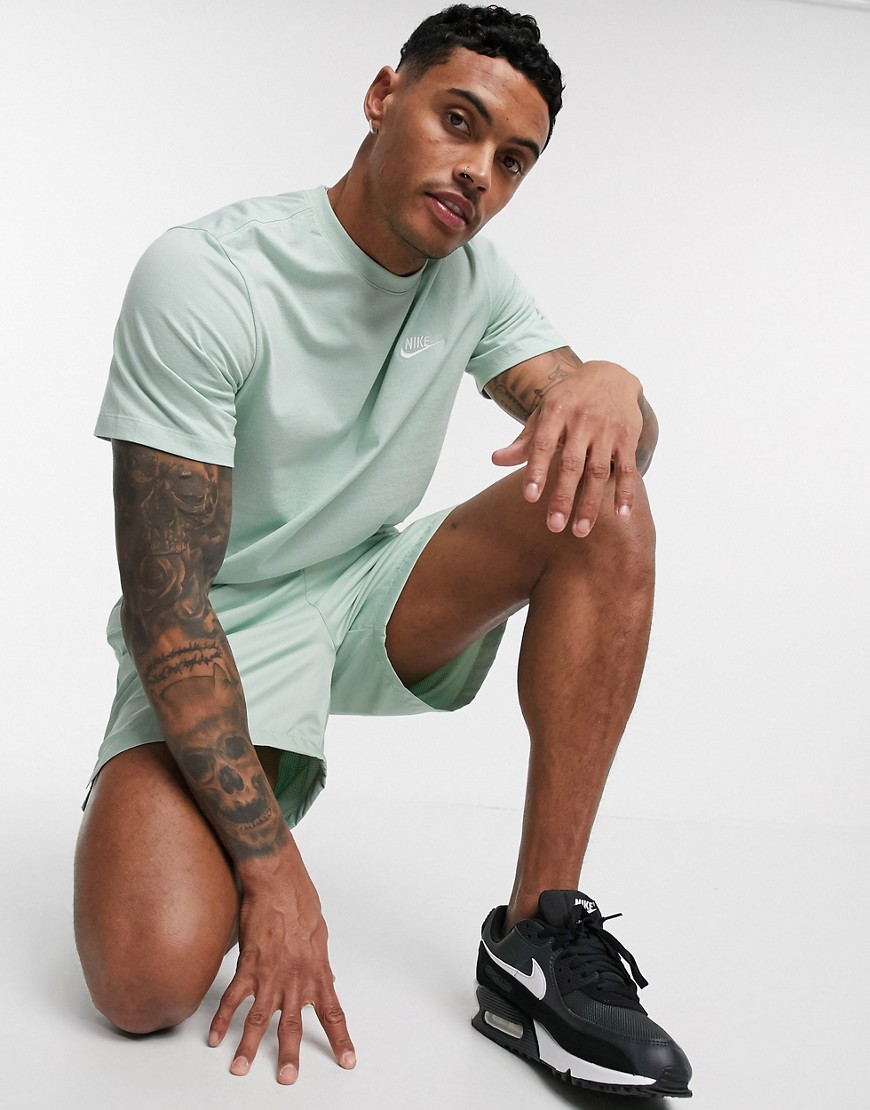 Nike Club - t-shirt i støvet grøn