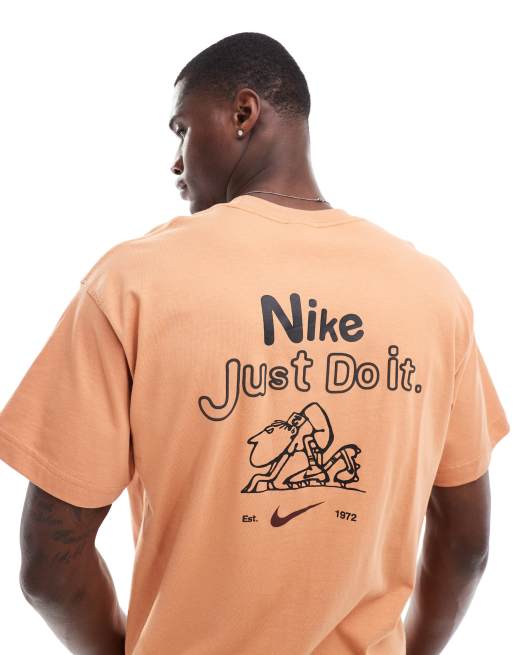 Nike Club T Shirt in Braun mit Grafikprint auf dem Rucken