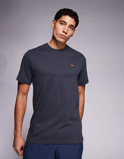 Nike – Club – T-Shirt in Dunkelgrau mit Rückenprint  - view 1