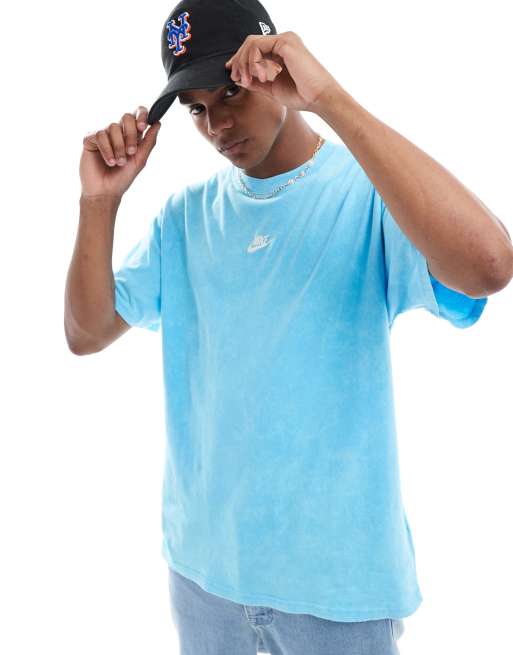 Nike - Club - T-shirt in lichtblauw met wassing