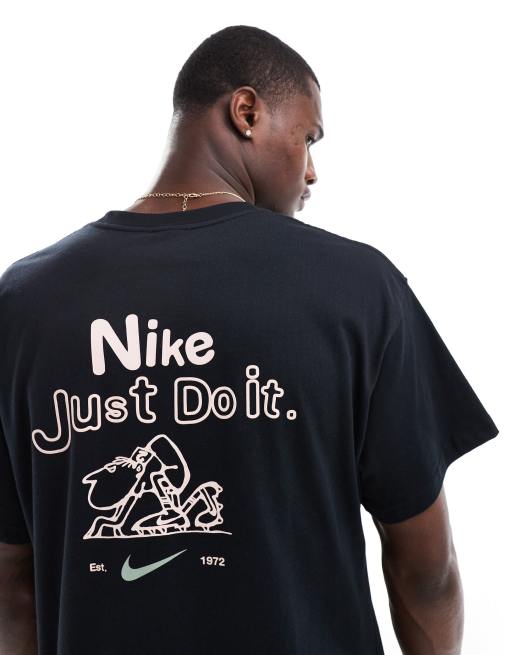 Nike Club T Shirt in Schwarz mit Grafikprint auf dem Rucken