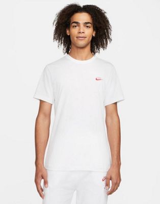 Nike Club t-shirt in white with pink logo