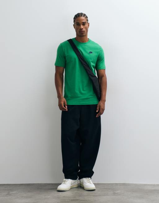 Nike Club t-shirt med logga på bröstet i grönt, 3 av 5
