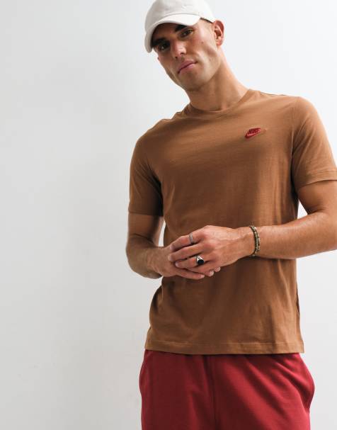 Nike Club T-shirt med logo på brystet i brun - view 1