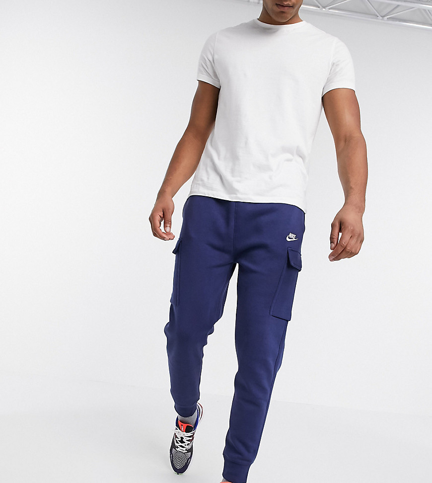 Nike Club Tall - Joggers cargo con fondo aderente blu navy