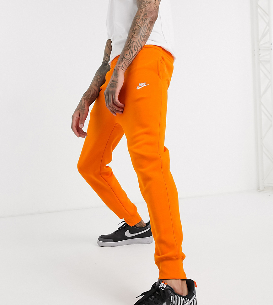 Nike - Club Tall - Joggingbroek met boorden in oranje