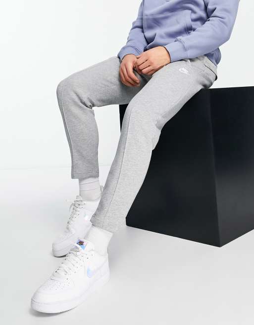 Nike - Club - Toelopende joggingbroek in grijs