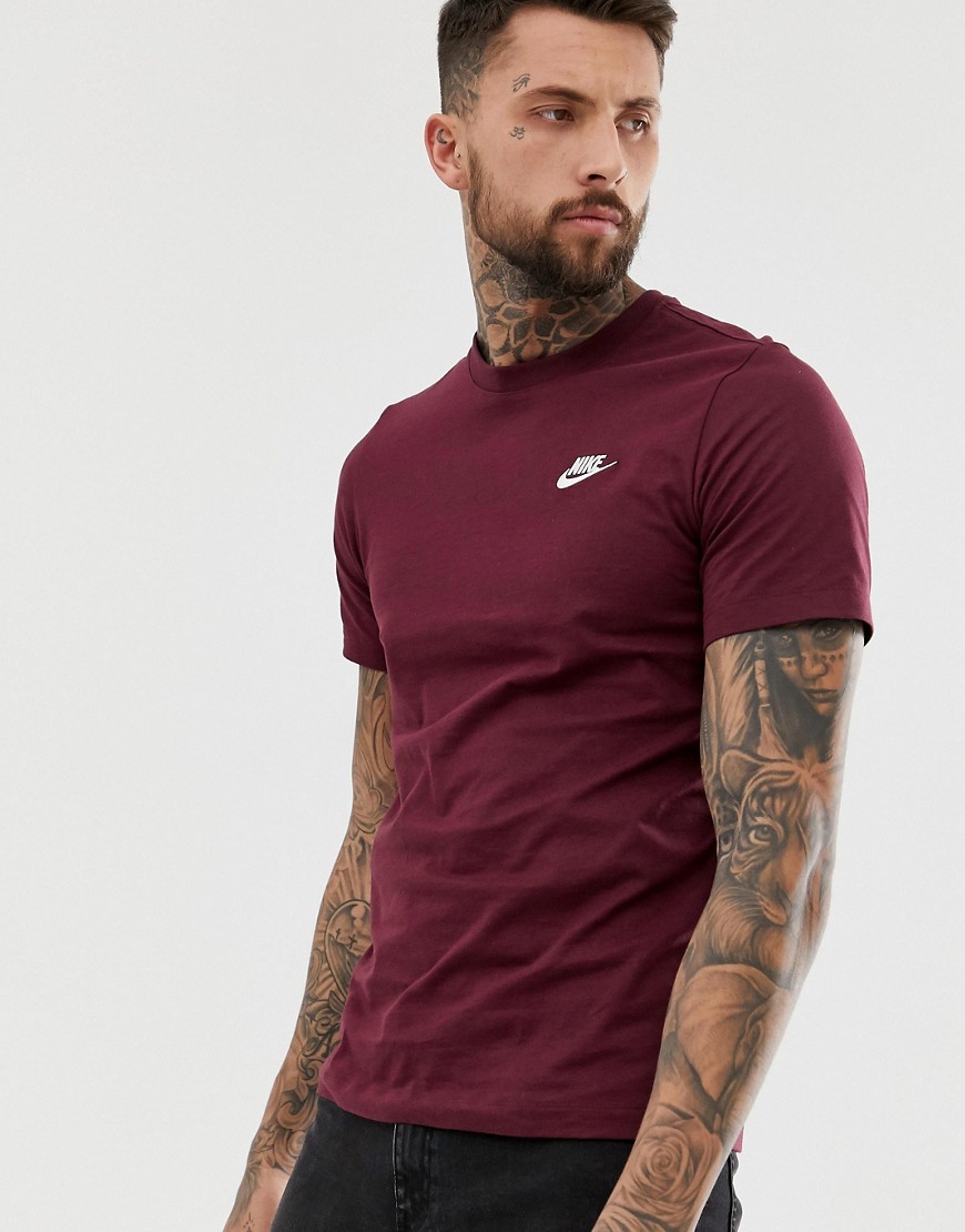 Nike – Club – Vinröd t-shirt med logga