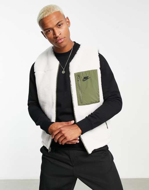 Nike – Club – Winter – Segelvit/olivgrön väst i vändbar design