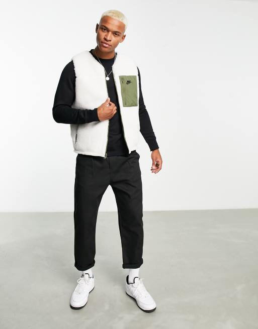 Nike – Club – Winter – Segelvit/olivgrön väst i vändbar design, 2 av 4