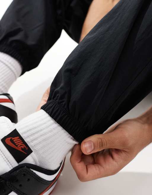 Nike Club woven cargo trousers in black, 2 of 5