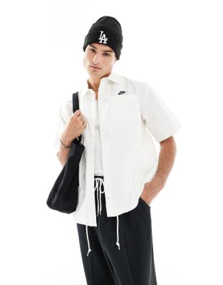 Nike Nike Club woven short sleeve shirt in off white-Yellow