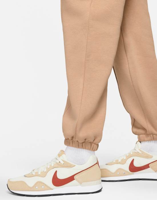 https://images.asos-media.com/products/nike-collection-fleece-loose-fit-cuffed-sweatpants-in-beige-beige/201303792-3?$n_550w$&wid=550&fit=constrain