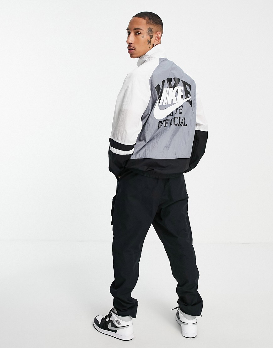 Nike - Collegiate - Trainingsjack met vintage print op de achterkant in zwart en grijs