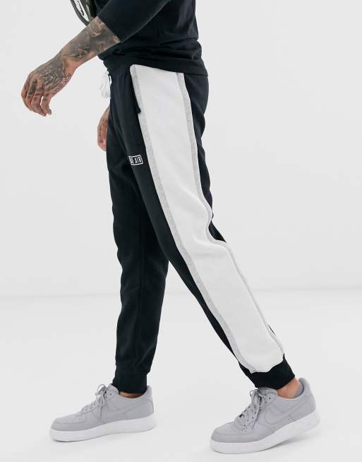 Nike sweatpants with stripe new arrivals