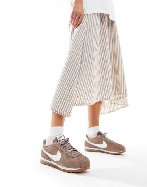Nike – Cortez – Bruna och vita sneakers i mocka och unisex-modell - view 1