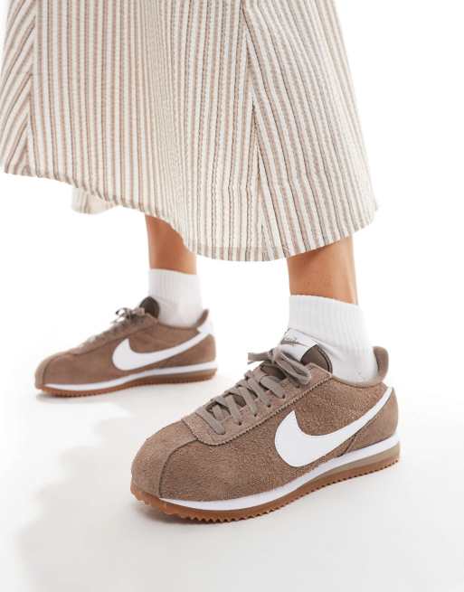 Nike – Cortez – Bruna och vita sneakers i mocka och unisex-modell, 2 av 5