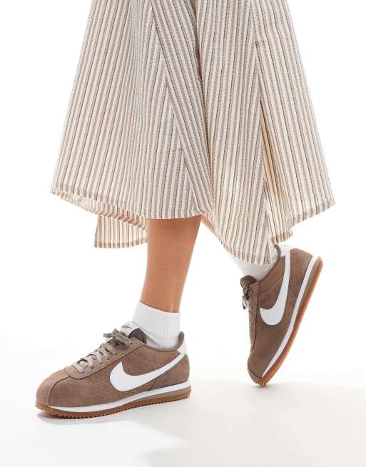 Nike – Cortez – Bruna och vita sneakers i mocka och unisex-modell, 3 av 5