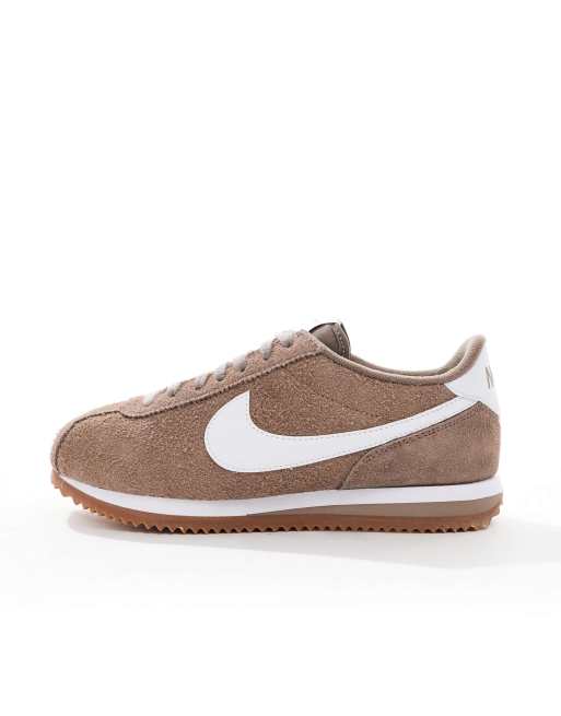 Nike – Cortez – Bruna och vita sneakers i mocka och unisex-modell, 5 av 5
