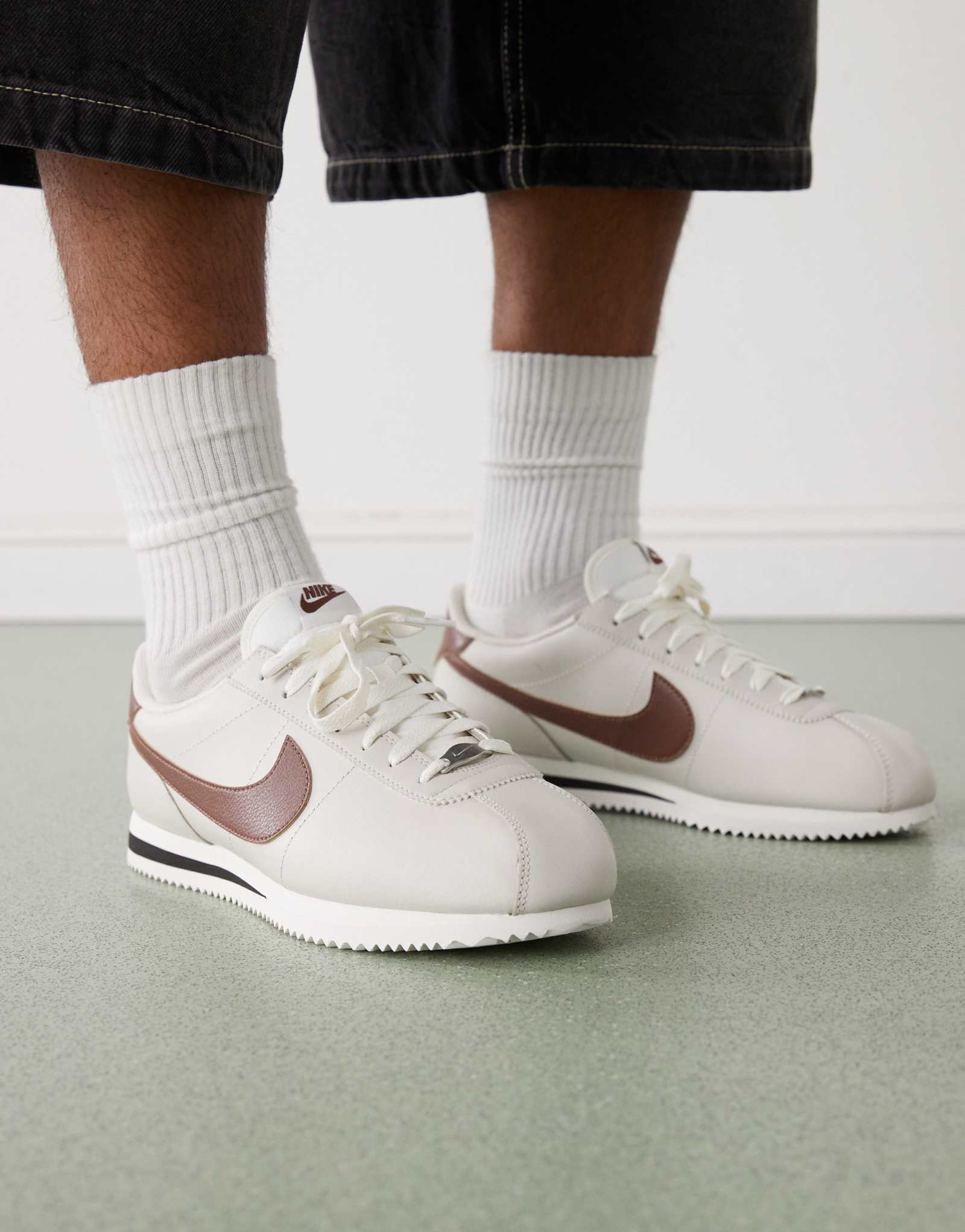 Кожаные кроссовки Nike Cortez светло-коричневого цвета