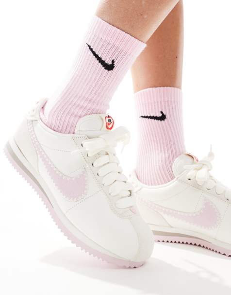 Nike – Cortez – Leder-Sneaker in gebrochenem Weiß und Rosa - view 1