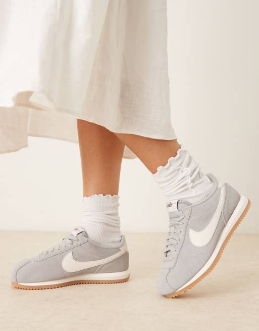 Nike – Cortez – Ljusgrå sneakers i mocka, 3 av 5