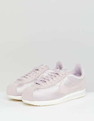 صوتي قدم ناعمة الفاتح pink satin nike 