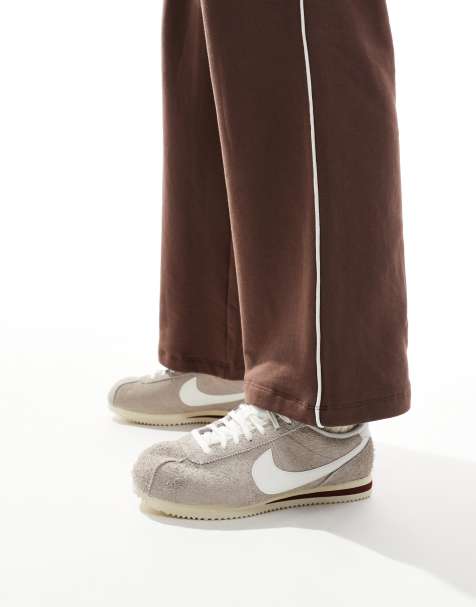Nike – Cortez – Sneaker in Beige und Weiß - view 1