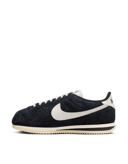 Nike – Cortez – Svarta sneakers av mocka i vintagestil  