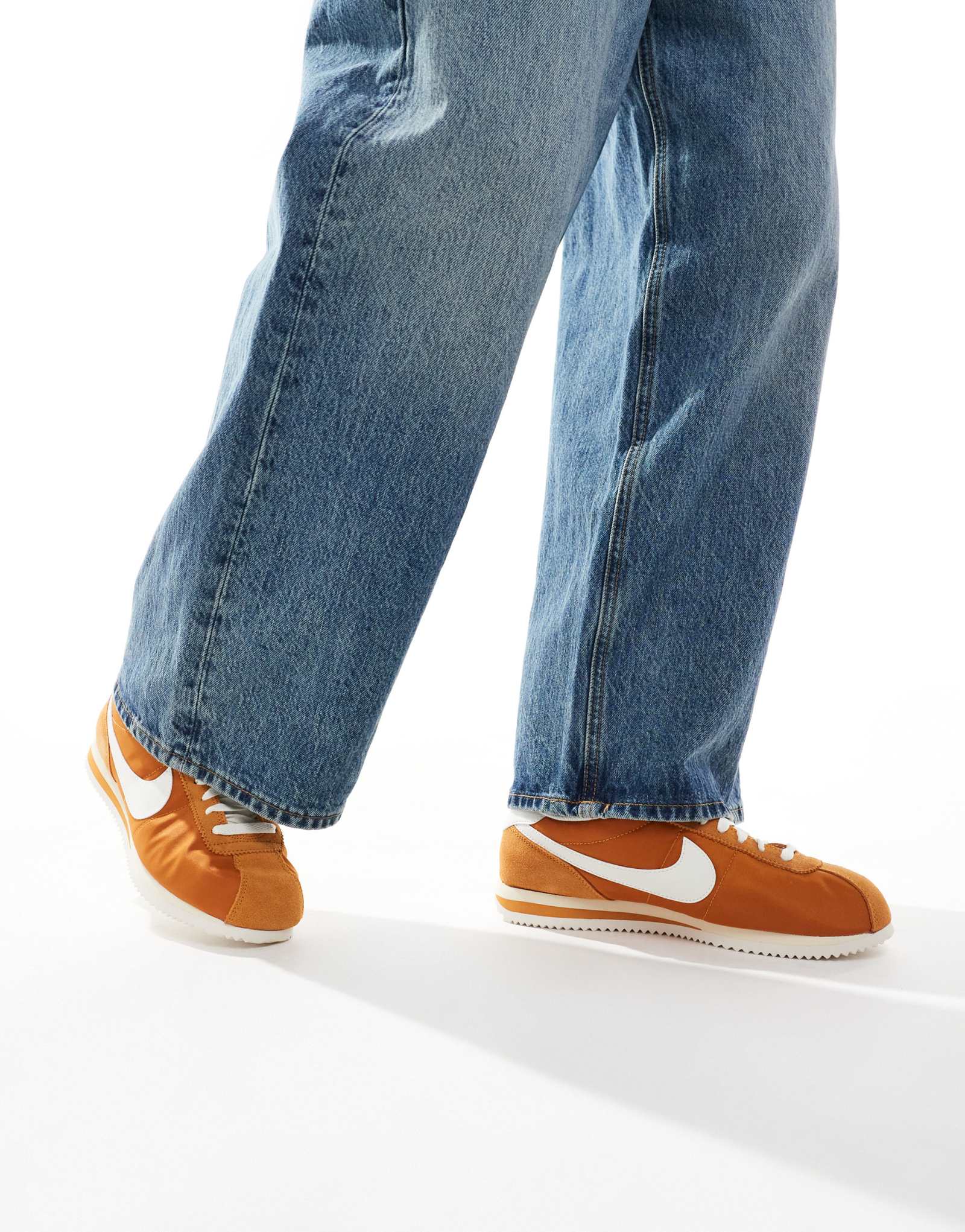 Текстильные кроссовки Nike Cortez светло-коричневого и белого цветов