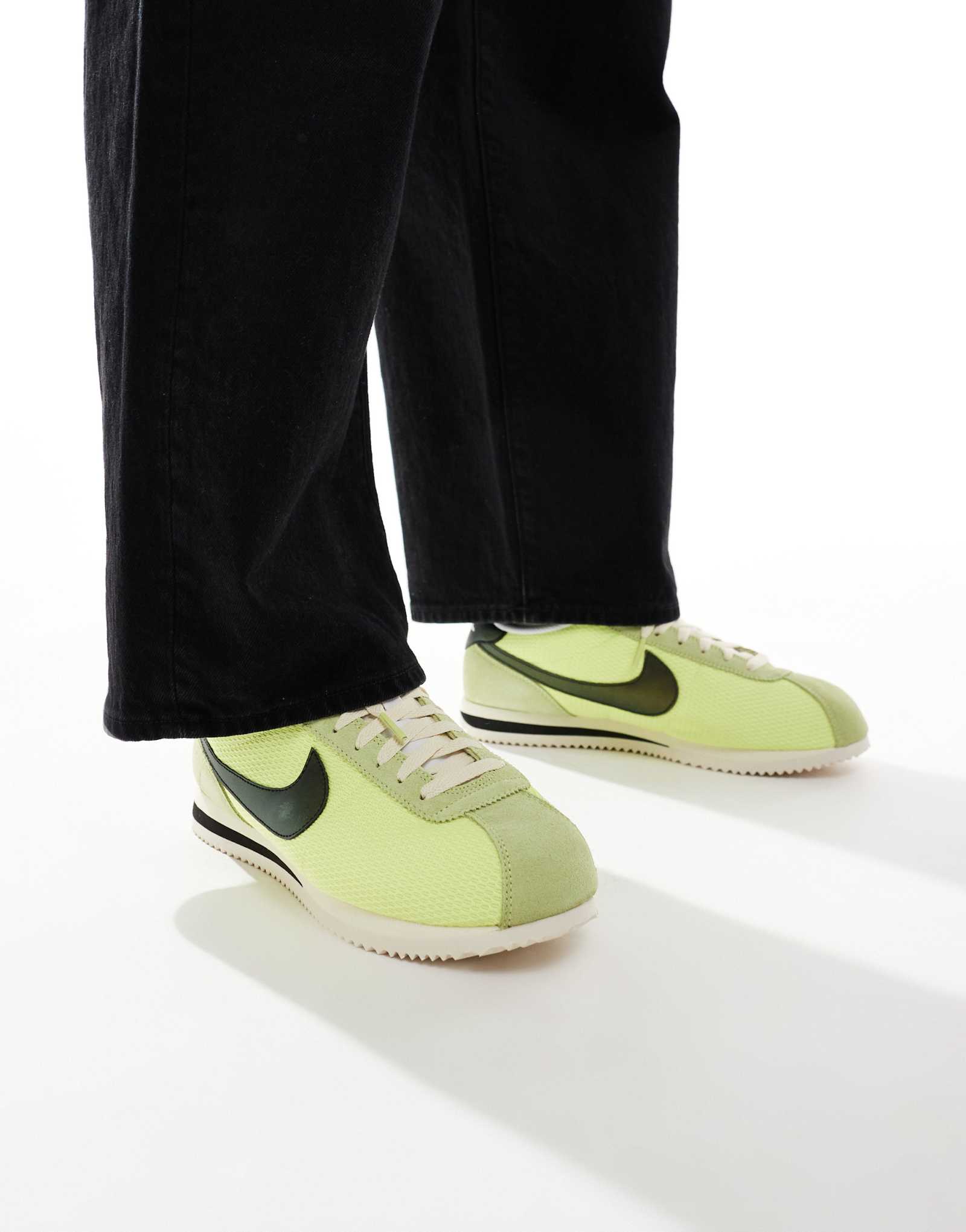 Текстильные кроссовки Nike Cortez светло-зеленого цвета