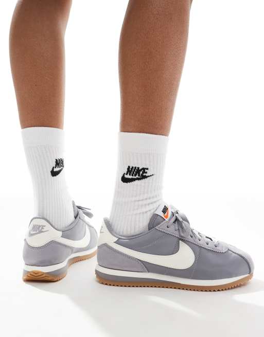 Nike Cortez TXT Baskets en daim Gris et blanc ASOS