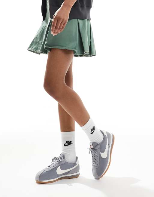 Nike Cortez TXT Baskets en daim Gris et blanc ASOS