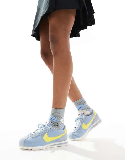 Nike – Cortez TXT – Ljusblå och gula sneakers i mocka - view 1