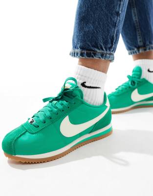 Nike - Cortez TXT - Sneaker in Grün und Weiß