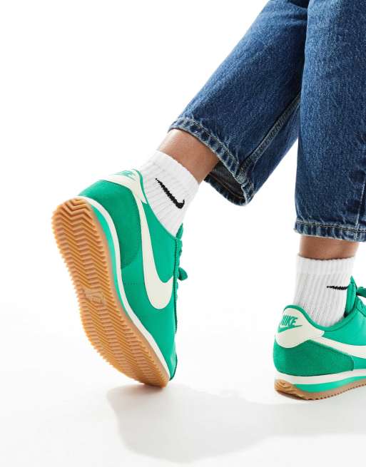 Nike – Cortez TXT – Sneaker in Grün und Weiß