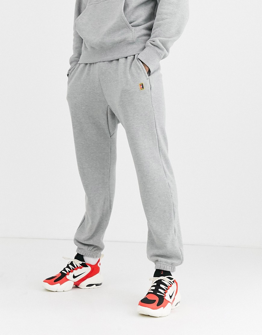 Nike – Court Essential – Grå mjukisbyxor