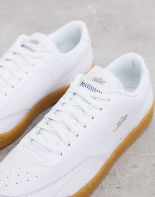 nike white sneakers with gum sole
