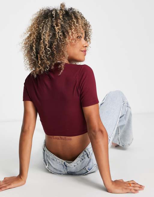 Nike - Cropped bordeauxrød T-shirt i slim fit med swoosh-grafik, 2 af 4