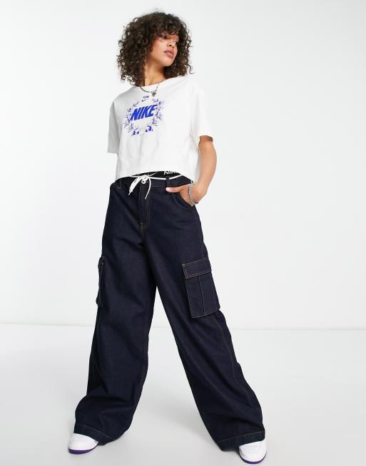 【Nike】★Tシャツ★ Women's Cropped Graphic T-Shirt Nike cropped graphic t-shirt in white | ASOS