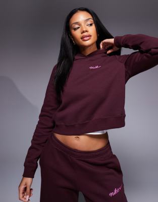 Nike - Cropped Kapuzenpullover in Burgunderrot mit Logo-Schriftzug
