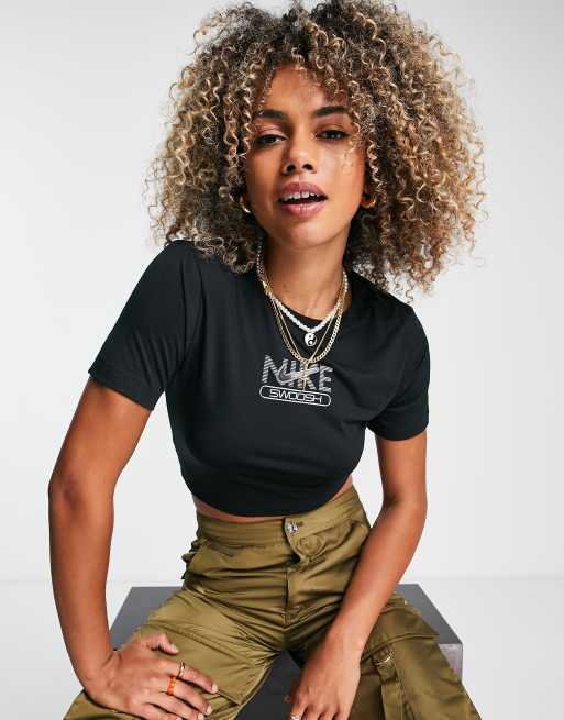 Nike - Cropped sort T-shirt i slim fit med swoosh-grafik