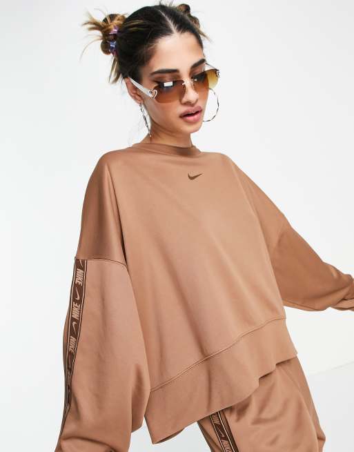 Nike - Cropped sweatshirt met bies met swoosh in 'archaeo' bruin