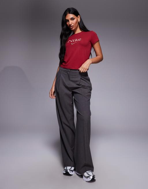 Nike cropped t-shirt in red , 2 of 4