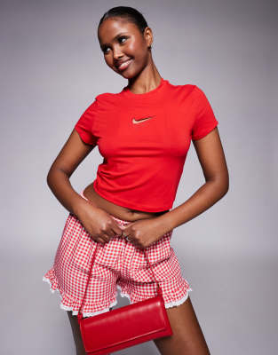 Nike - Cropped-T-Shirt in Rot mit Cut-out