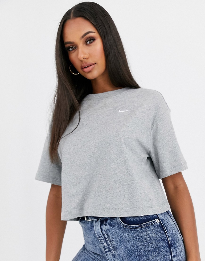 Nike - Cropped T-shirt met klein swoosh-logo in grijs